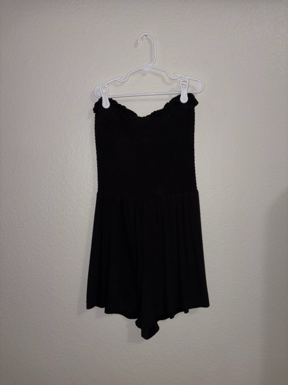 Small Black Ribbed Flowy Strapless Romper